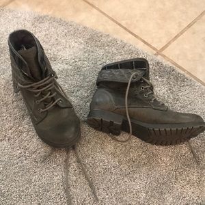 Combat boots